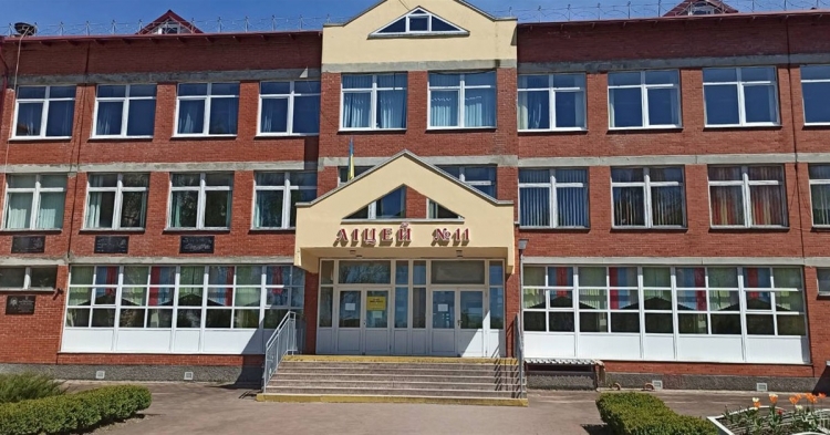 Звягельський міськрайонний суд визнав винною та засудив директорку ліцею 11