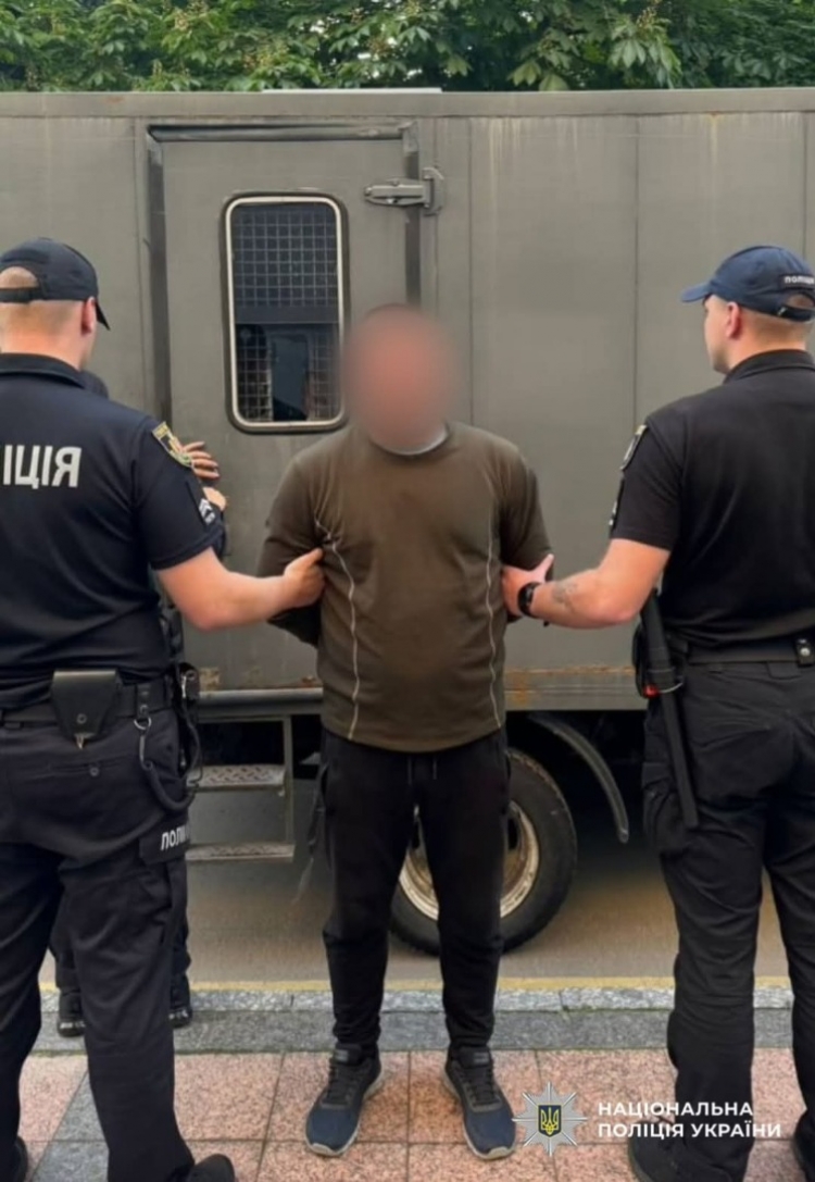 Поліцейські Житомирщини затримали підозрюваного, який кинув гранату в людей