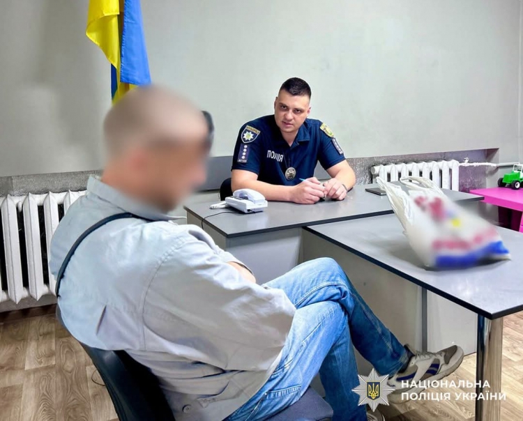 У Звягелі поліцейські встановили причетного до наруги над могилою захисника України