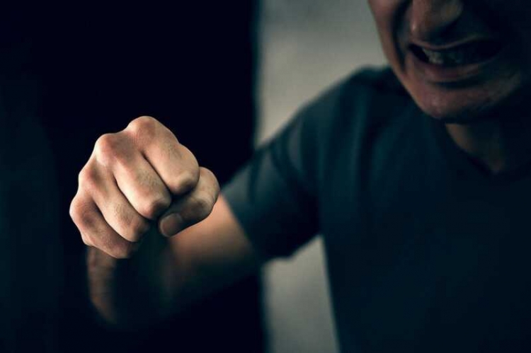 Ударив по голові жінку за зауваження щодо гучної російської музики