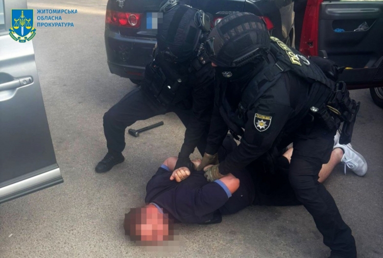 Чотирьом жителям Житомирщини та Київщини повідомлено про підозру у сприянні незаконному перетину державного кордону