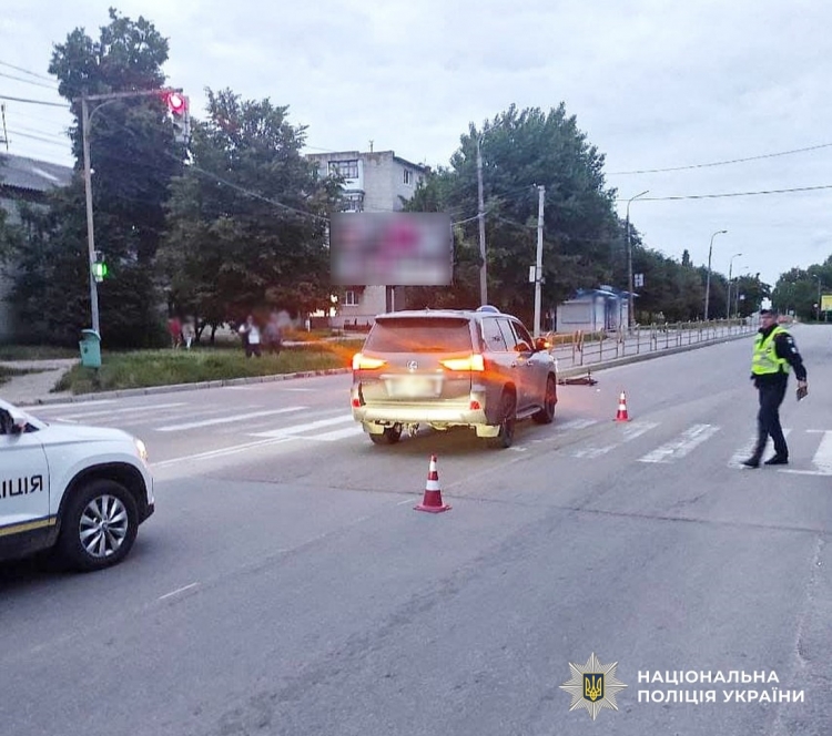 У Бердичеві водій Lexus збив 14-річну дівчину, яка рухалась на самокаті переходом