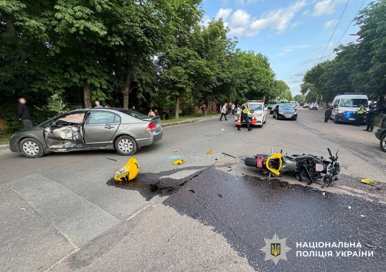 У Житомирі поліція розслідує ДТП із травмуванням водія та пасажирки мотоцикла