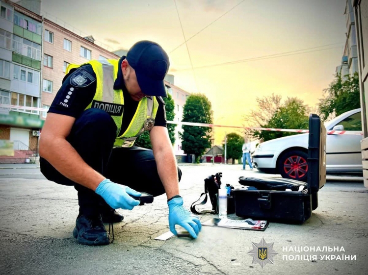 У центрі Звягеля поліцейські затримали нетверезого чоловіка з гранатою