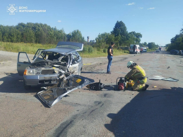 Смертельна ДТП у Наталівці: тіло чоловіка деблокували рятувальники