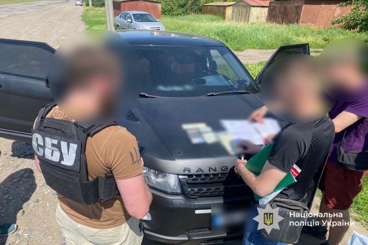 Затримали ділків, які продавали фейкові документи через підробні додатки «Резерв +» і «Дія»