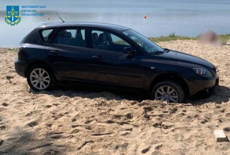 У Житомирі водій, позбавлений права керування, заїхав на пляж та втік