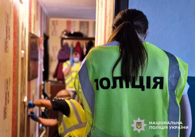 У Житомирі чоловік побив стільцем та задушив двох жінок