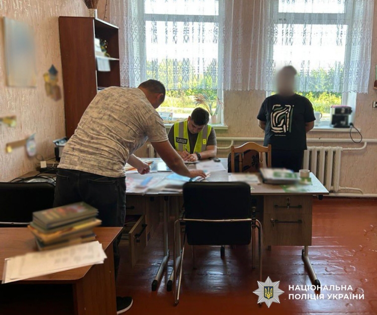 Посадовець Коростенської міськради за 4000 доларів обіцяв влаштувати військовозобов’язаного вчителем