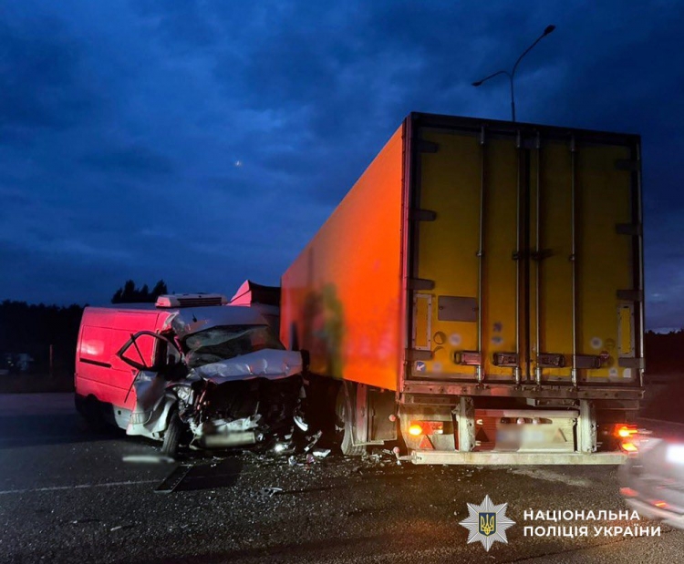 Через зіткнення вантажівки та мікроавтобуса поблизу с. Глибочиця травмовано чотирьох людей