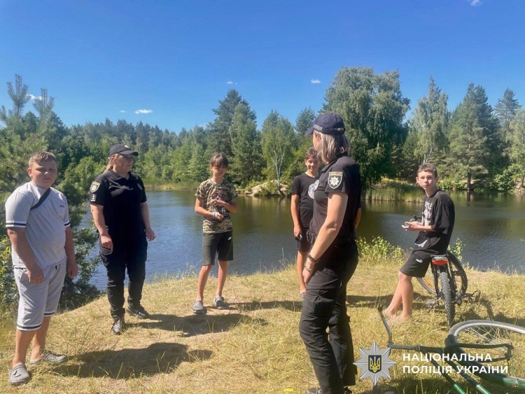 Поліцейські Звягельщини нагадують дітям правила безпеки під час літнього відпочинку