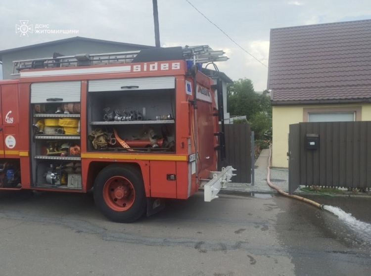 У Звягелі рятувальники досі усувають наслідки негоди