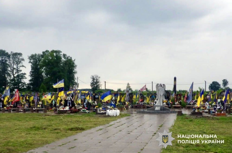 Торгувала викраденими з могил полеглих захисників квітами: у Звягелі поліція встановила причетну