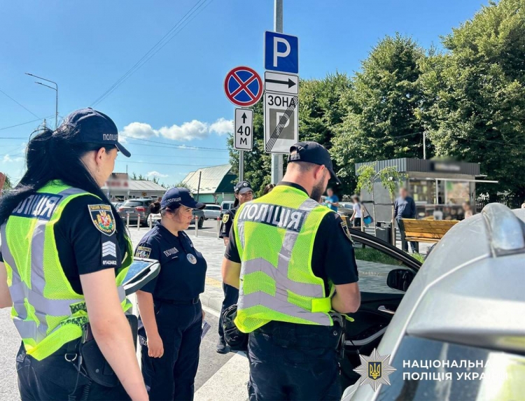 У Звягелі поліцейські й ветерани перевірили дотримання правил паркування на місцях для людей з інвалідністю