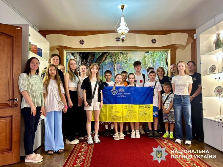 Звягельські поліцейські разом із дітьми передали Прапор України для захисників