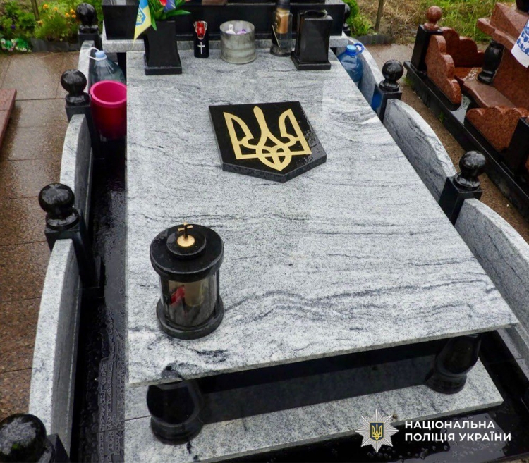 Обікрала вісім могил: жителька Звягельщини постане перед судом