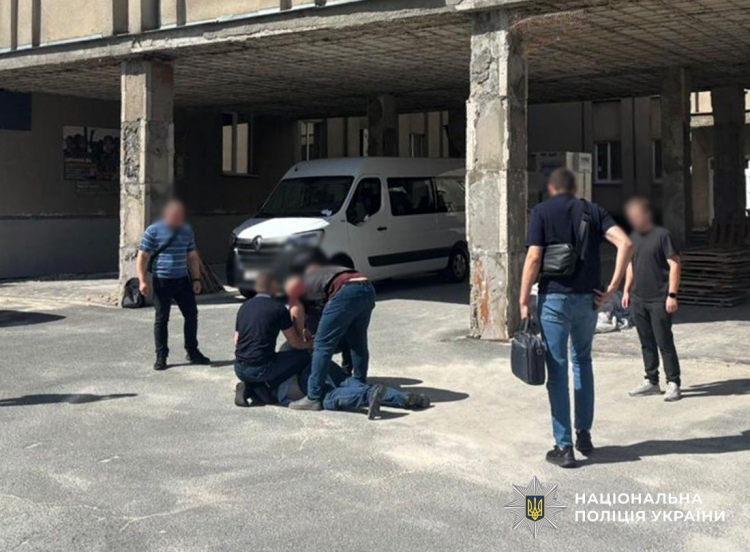 Обклав даниною деревину: на Житомирщині поліцейські викрили посадовця у хабарництві