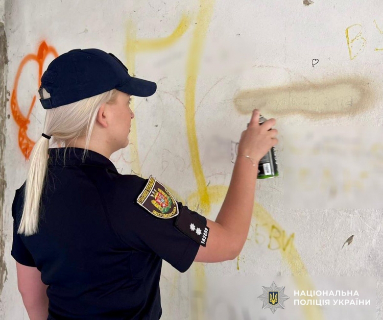 У Звягелі поліцейські знищували наркорекламу