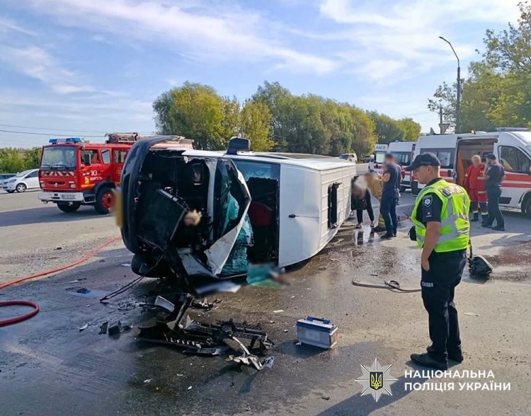 У Звягелі сталася ДТП за участю рейсового мікроавтобуса та кросовера: одна людина загинула інші пасажири зазнали травми