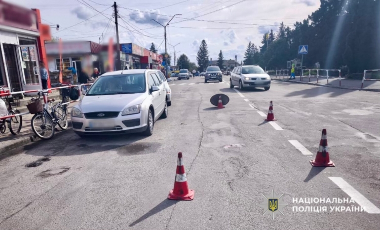 У Баранівці водійка, відчиняючи двері авто, травмувала велосипедиста