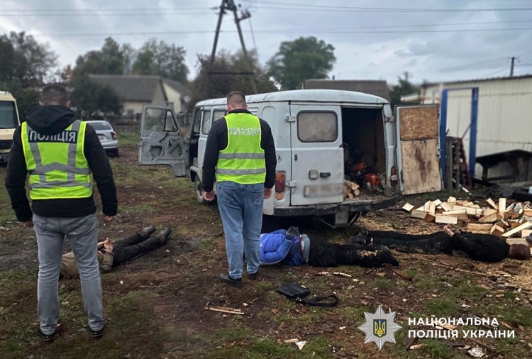 На Житомирщині поліцейські викрили причетних до незаконної порубки лісу