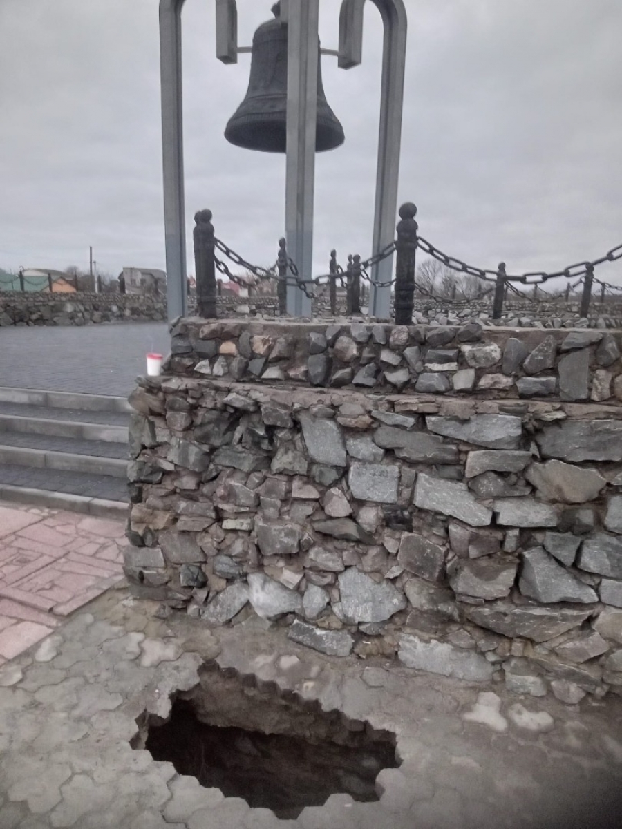 Куди веде нове провалля на території замку?