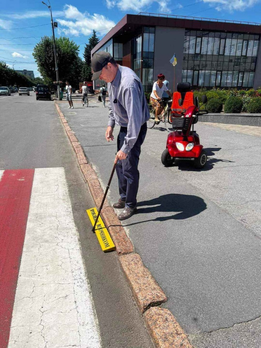 Люди з особливими потребами дають низьку оцінку безбар’єрності у Звягелі