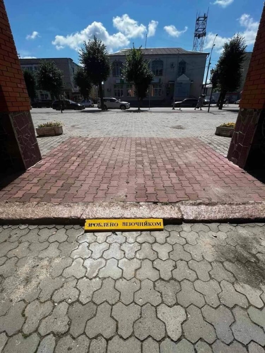 Люди з особливими потребами дають низьку оцінку безбар’єрності у Звягелі