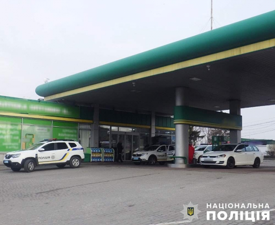 У Звягелі поліцейські затримали чоловіка за вчинення розбою на АЗС