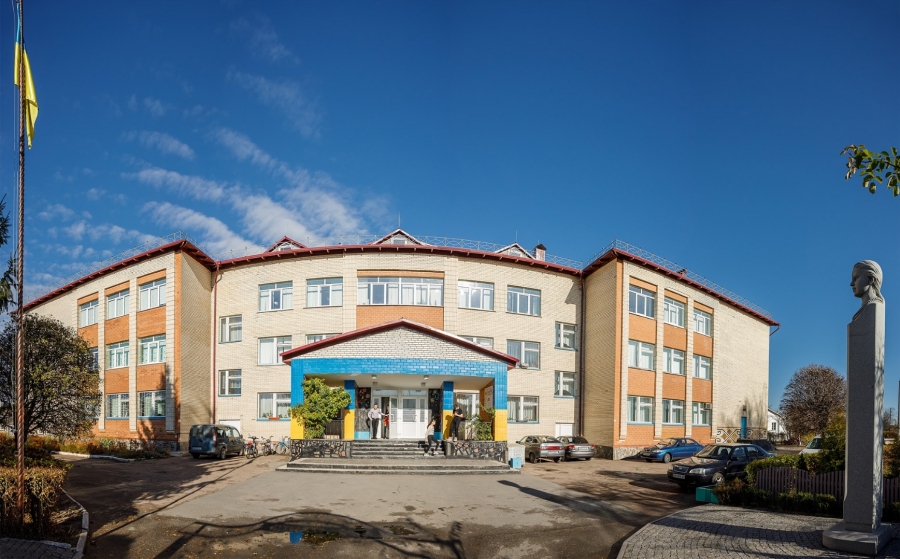 Війна в освіті: Ліцей №1 висловив недовіру владі. Чи почують взаємні аргументи влада, педагоги і батьки?