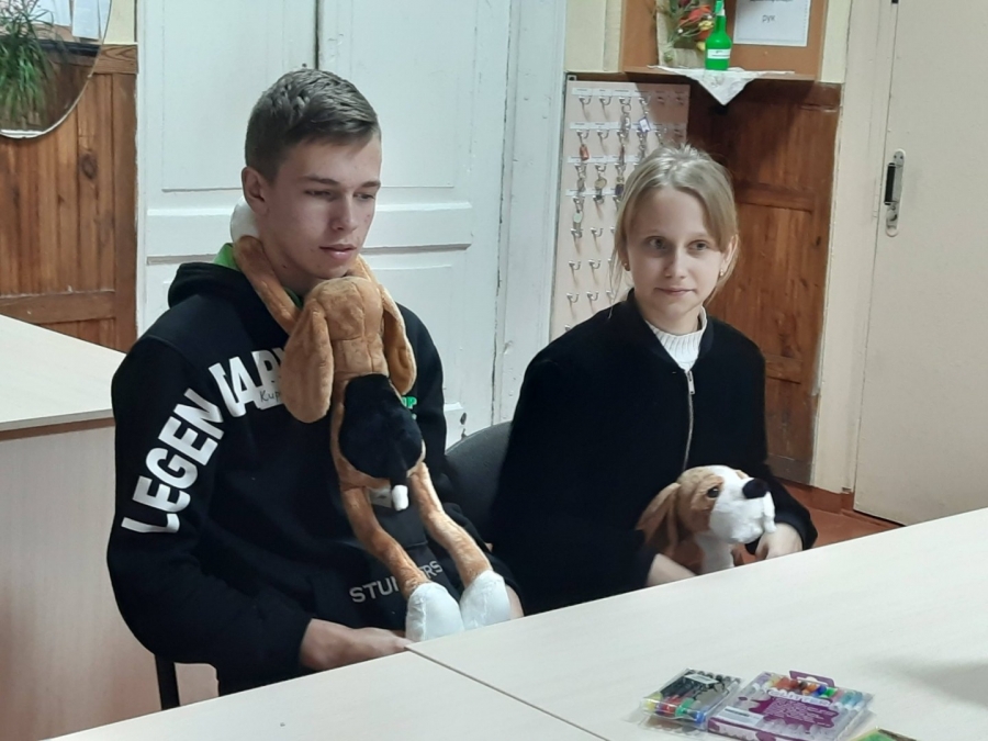 Адаптуватися до нової школи допомагала «собака-обіймака»