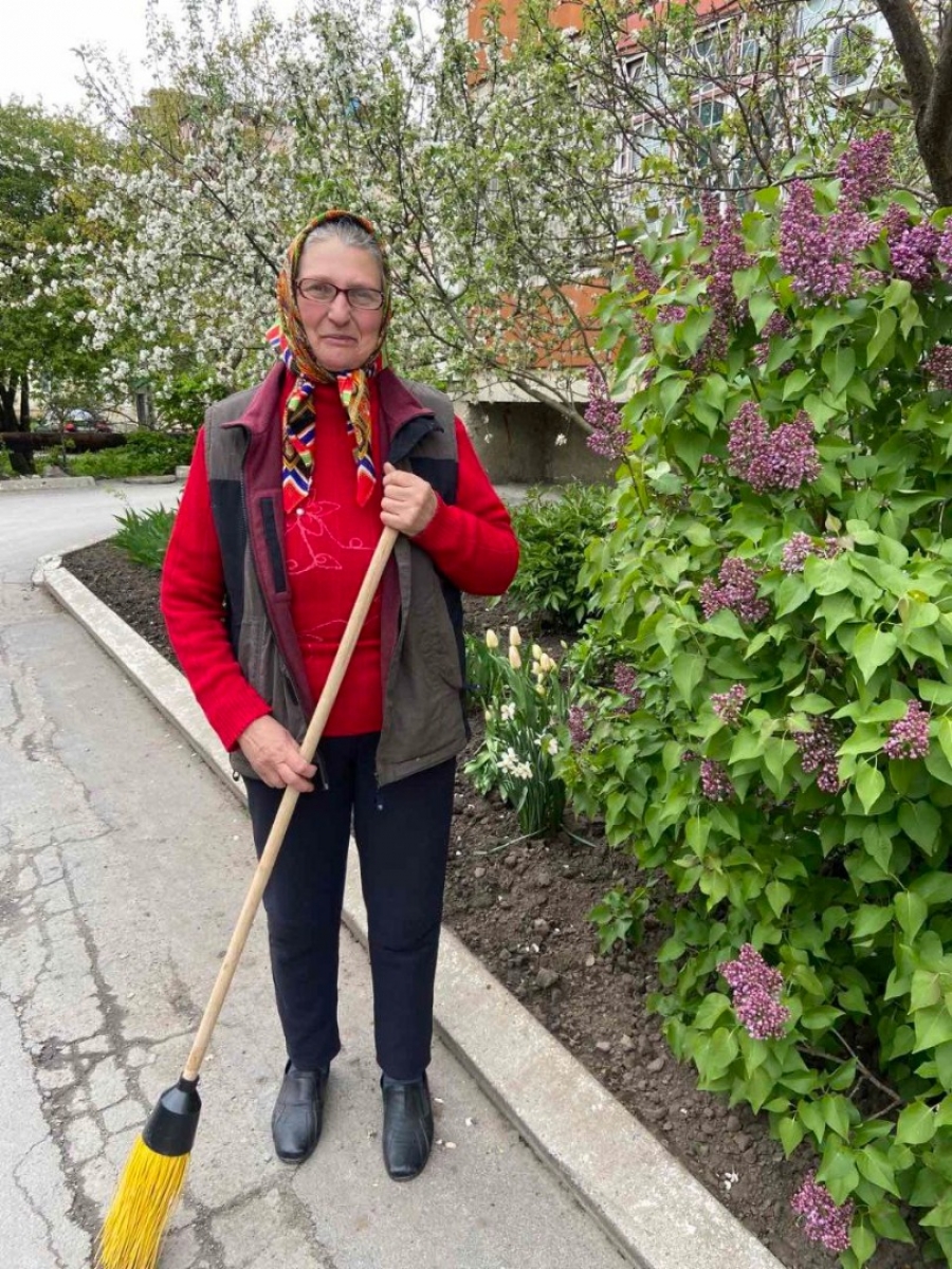 Переможниця конкурсу «Найкращий двірник Звягеля-2024» отримає 5 тисяч гривень