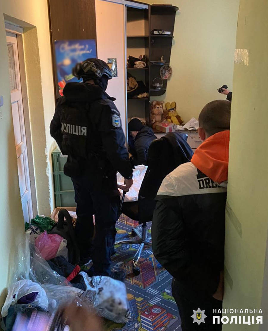 Поліцейські ліквідували нарколабораторію та викрили її організатора й дилерок