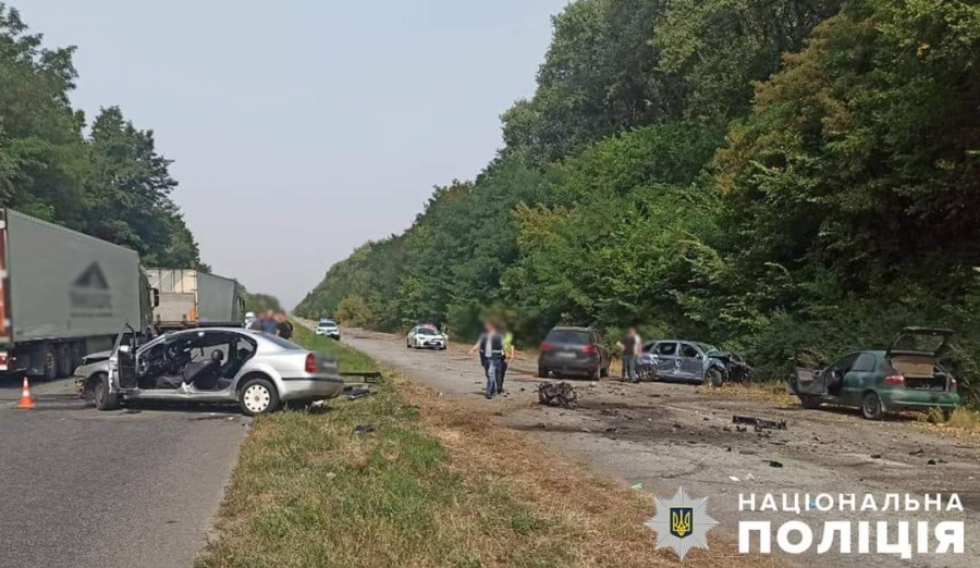 Унаслідок подвійної ДТП на Житомирщині загинула жінка, ще шестеро людей травмовано