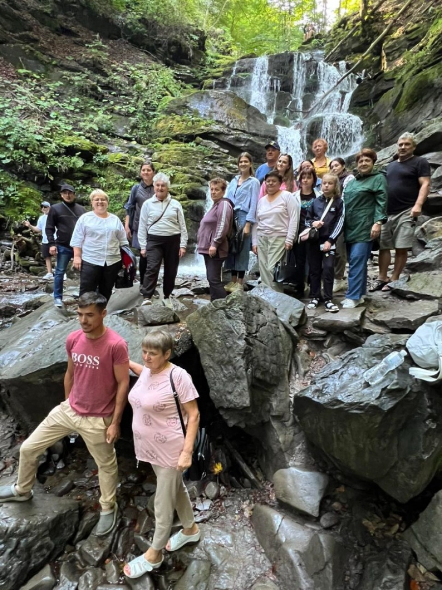 «Ви мене ніби з безодні витягнули». Як віра і меценати допомагають відновлюватися родинам загиблих Героїв