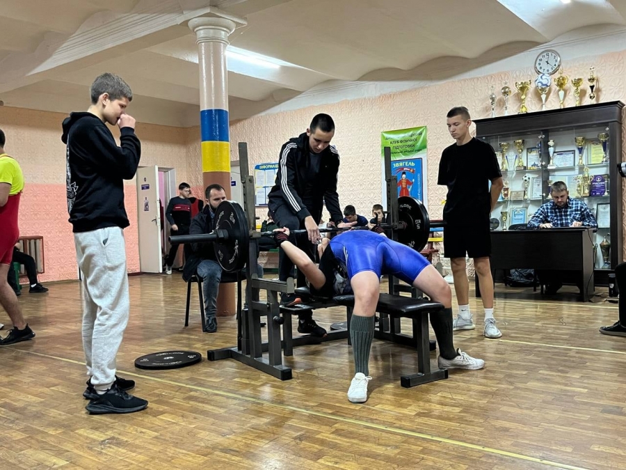До участі в змаганнях із багатоповторного жиму лежачи долучилися ветерани війни