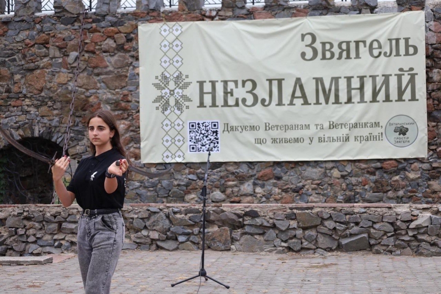 Шаблі як мистецтво: чорноброва звягелянка підкорює тік-ток
