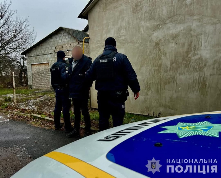 У Звягелі просто на вулиці чоловік ножем поранив жінку