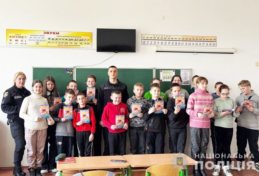 Поліцейські провели тематичні уроки для дітей у Звягельському районі