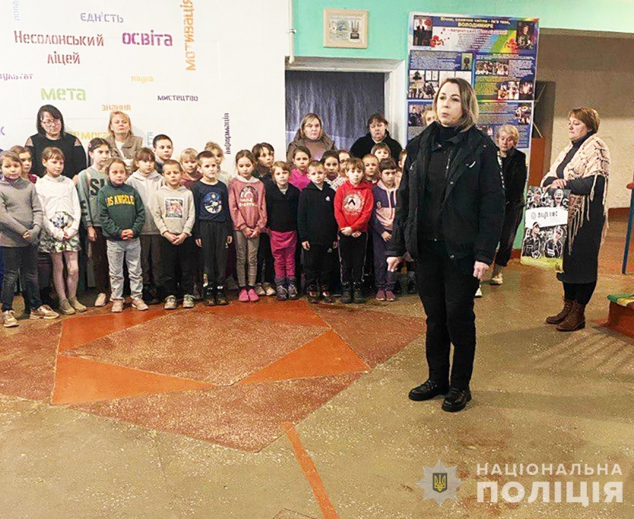 Поліцейські провели тематичні уроки для дітей у Звягельському районі