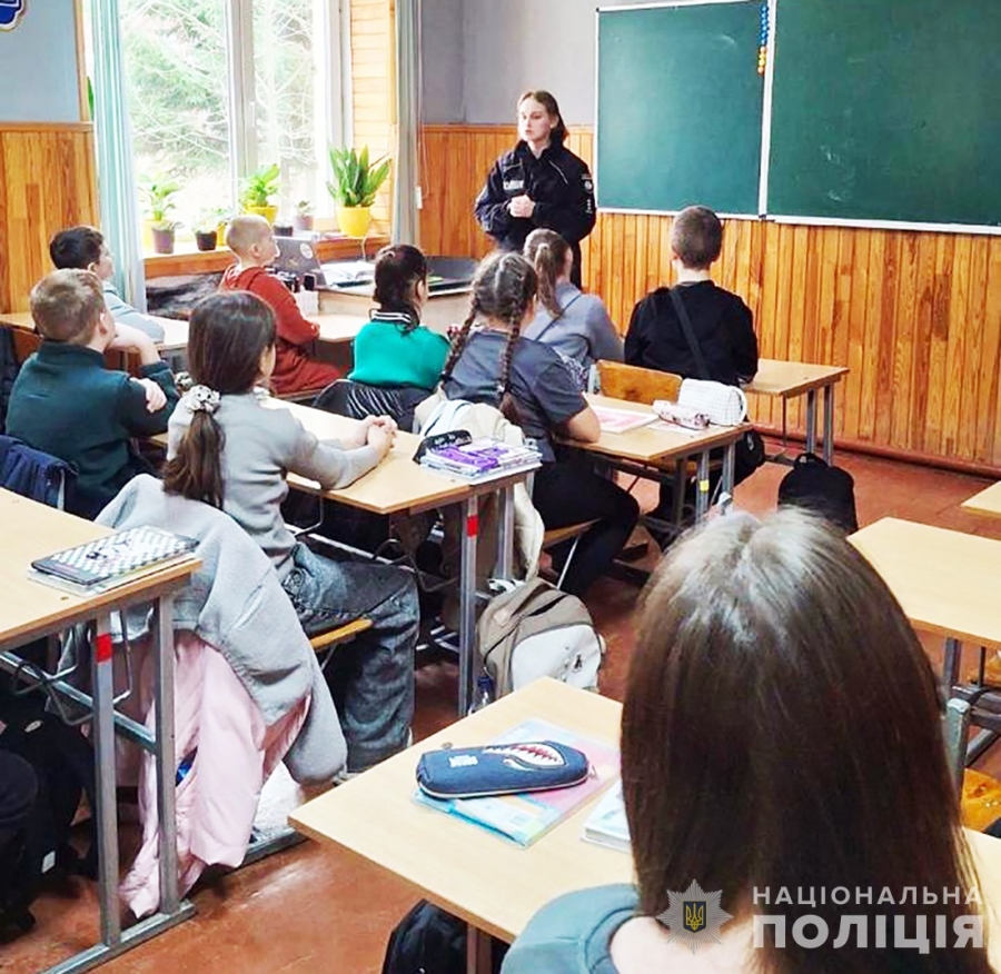 Поліцейські провели тематичні уроки для дітей у Звягельському районі