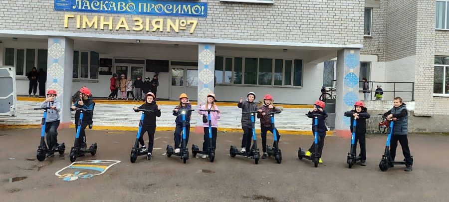 У навчальних закладах Звягеля вчать дітей безпечно керувати самокатами