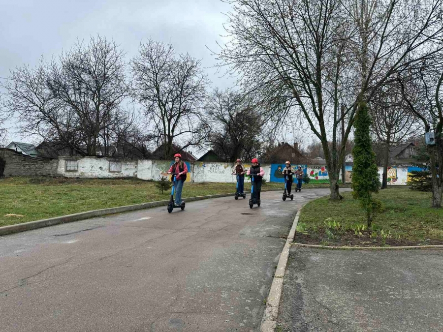 У навчальних закладах Звягеля вчать дітей безпечно керувати самокатами