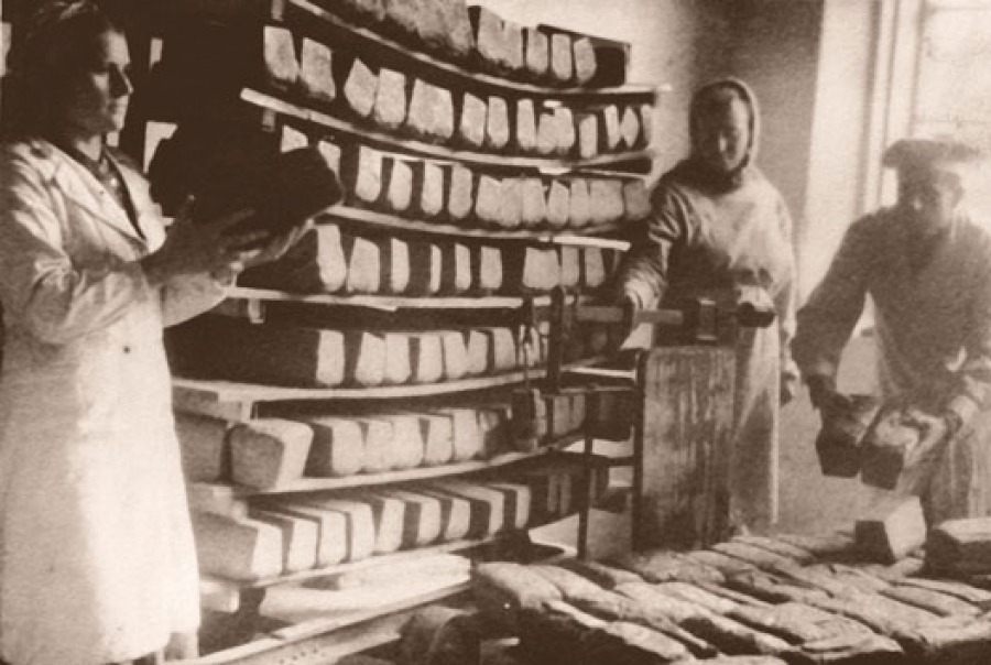 Пекар за 40 років виготовляє стільки батонів, що охоплюють пів земної кулі