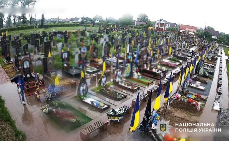 У Звягелі поліцейські встановили причетного до наруги над могилою захисника України