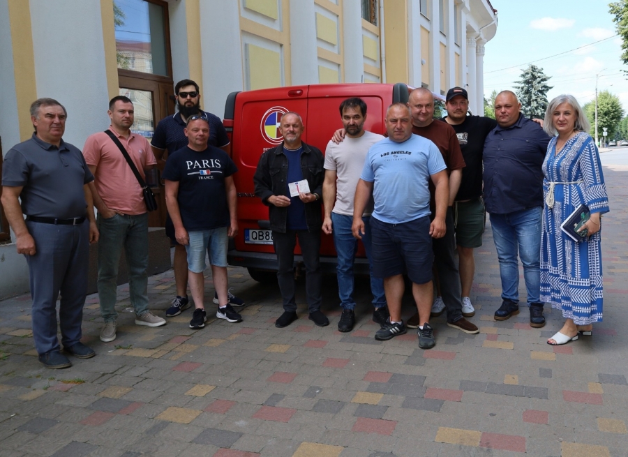 Латвійські волонтери передали автомобіль для підтримки ветеранів Звягеля та обговорили партнерство
