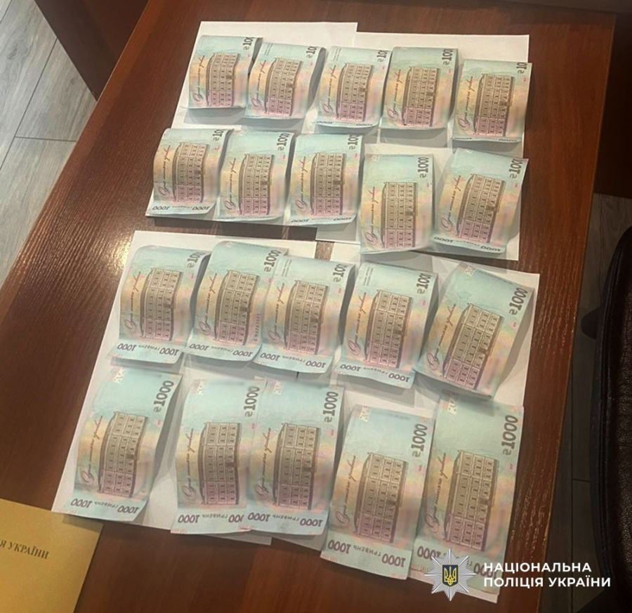 На Житомирщині правоохоронці затримали жінку за спробу підкупу поліцейського
