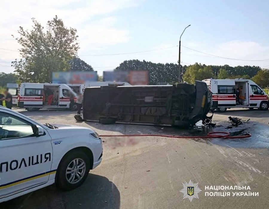 У Звягелі сталася ДТП за участю рейсового мікроавтобуса та кросовера: одна людина загинула інші пасажири зазнали травми
