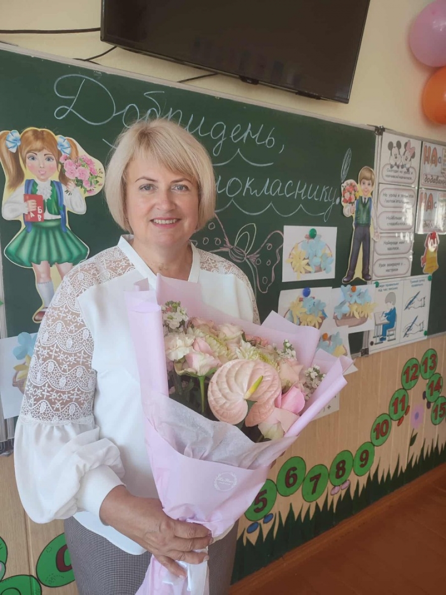 «Ми допомагаємо зростати тим, хто завтра змінюватиме Україну». Освітяни розповіли про свої здобутки, уроки і виклики під час війни.