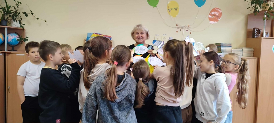 «Ми допомагаємо зростати тим, хто завтра змінюватиме Україну». Освітяни розповіли про свої здобутки, уроки і виклики під час війни.
